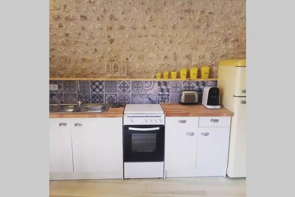 As Seen On A New Life In The Sun - Beautiful 3 Bedroom Cottage With Shared Pool Montboyer Esterno foto