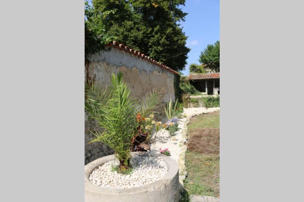 As Seen On A New Life In The Sun - Beautiful 3 Bedroom Cottage With Shared Pool Montboyer Esterno foto