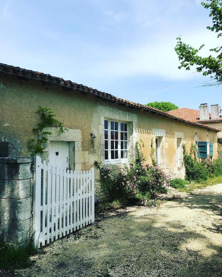 As Seen On A New Life In The Sun - Beautiful 3 Bedroom Cottage With Shared Pool Montboyer Esterno foto