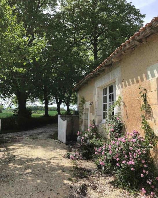 As Seen On A New Life In The Sun - Beautiful 3 Bedroom Cottage With Shared Pool Montboyer Esterno foto