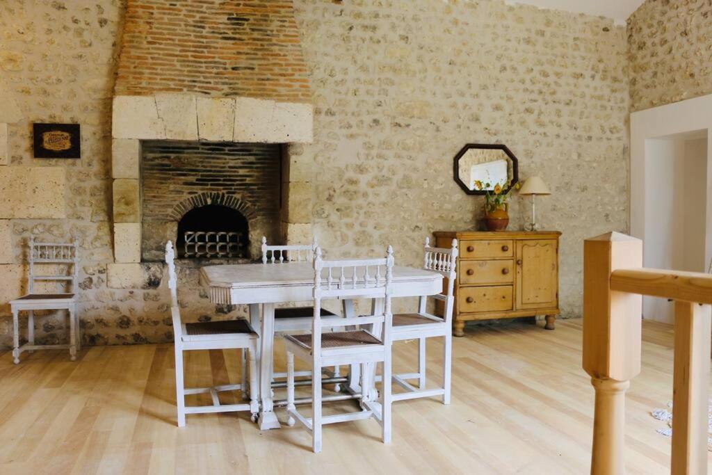 As Seen On A New Life In The Sun - Beautiful 3 Bedroom Cottage With Shared Pool Montboyer Esterno foto