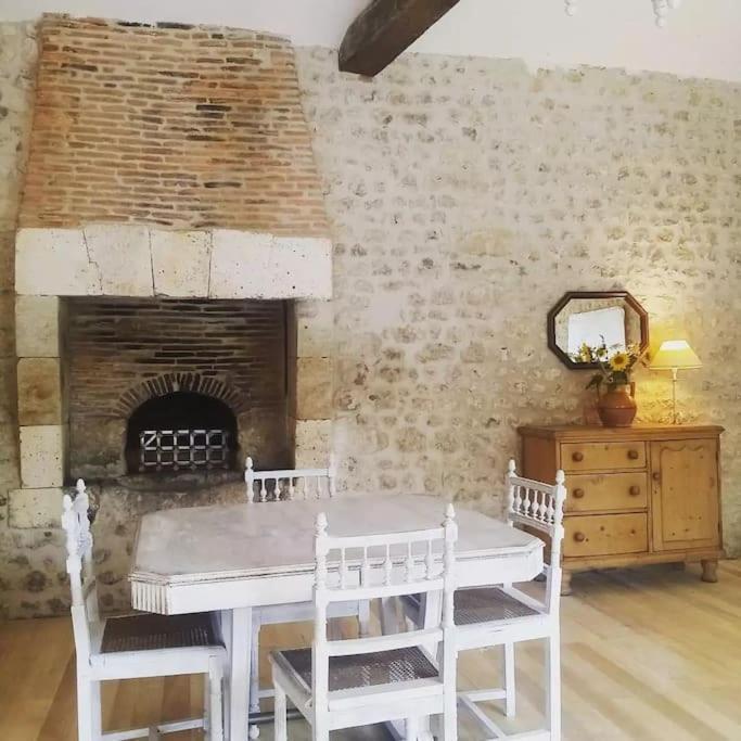 As Seen On A New Life In The Sun - Beautiful 3 Bedroom Cottage With Shared Pool Montboyer Esterno foto